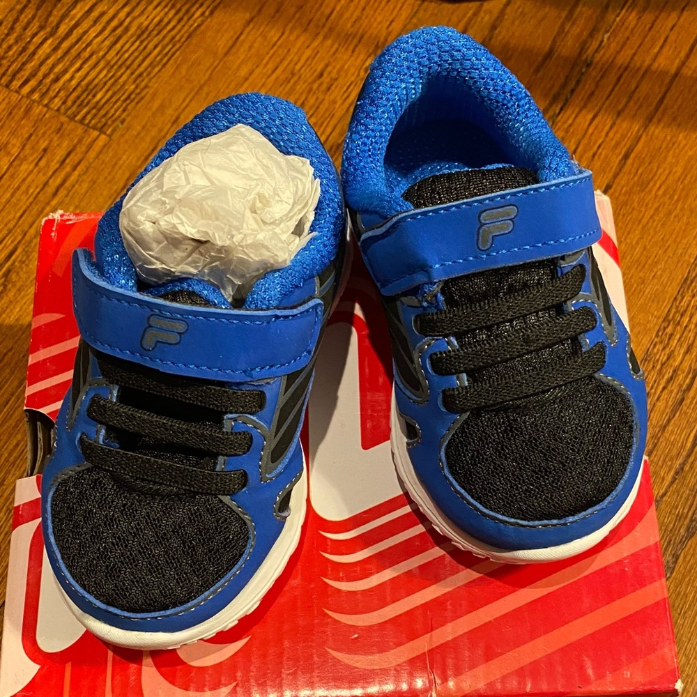 Fila boomers sneakers, toddler boy, sz6, black/ blue/ white.  Velcro strap.  New